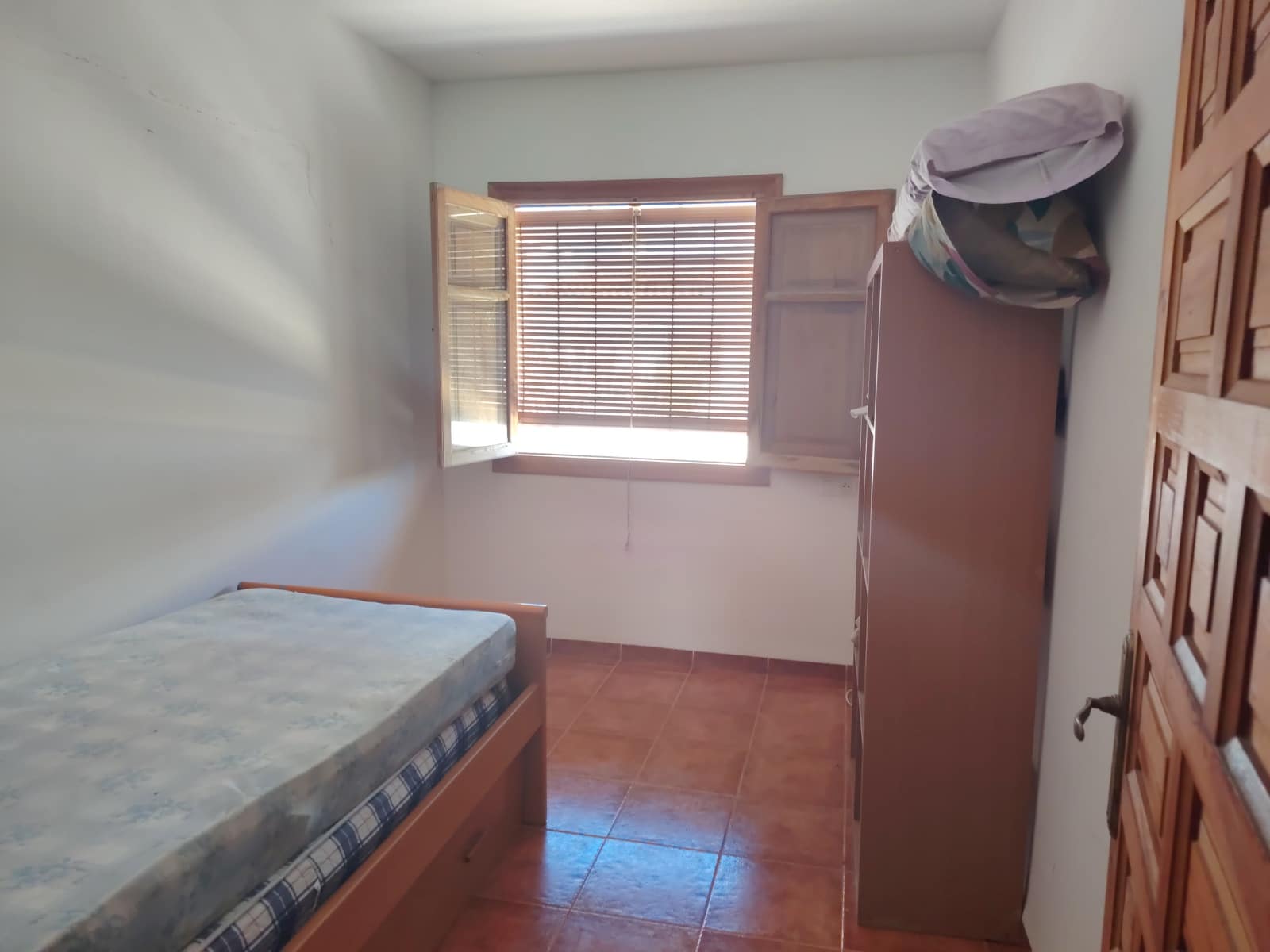 5 bedroom Townhouse for sale in Oliva with pool garage - € 310,000 (Ref: 10001039)