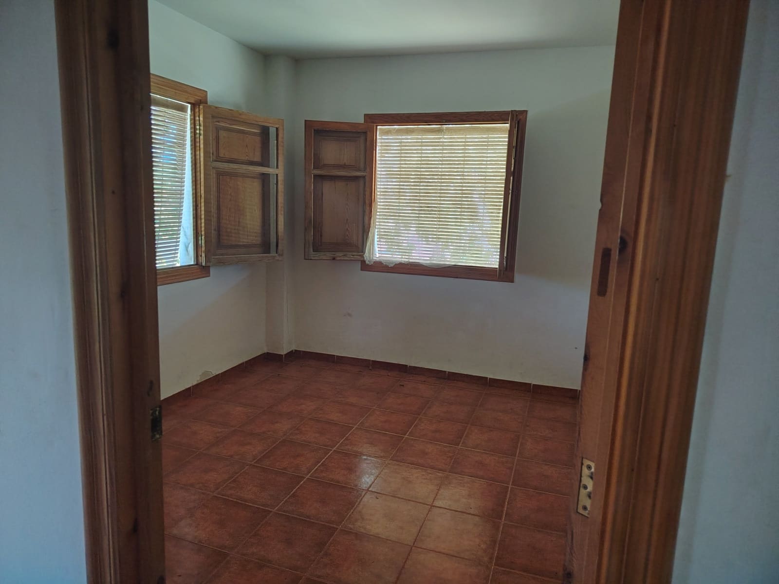 5 bedroom Townhouse for sale in Oliva with pool garage - € 310,000 (Ref: 10001039)