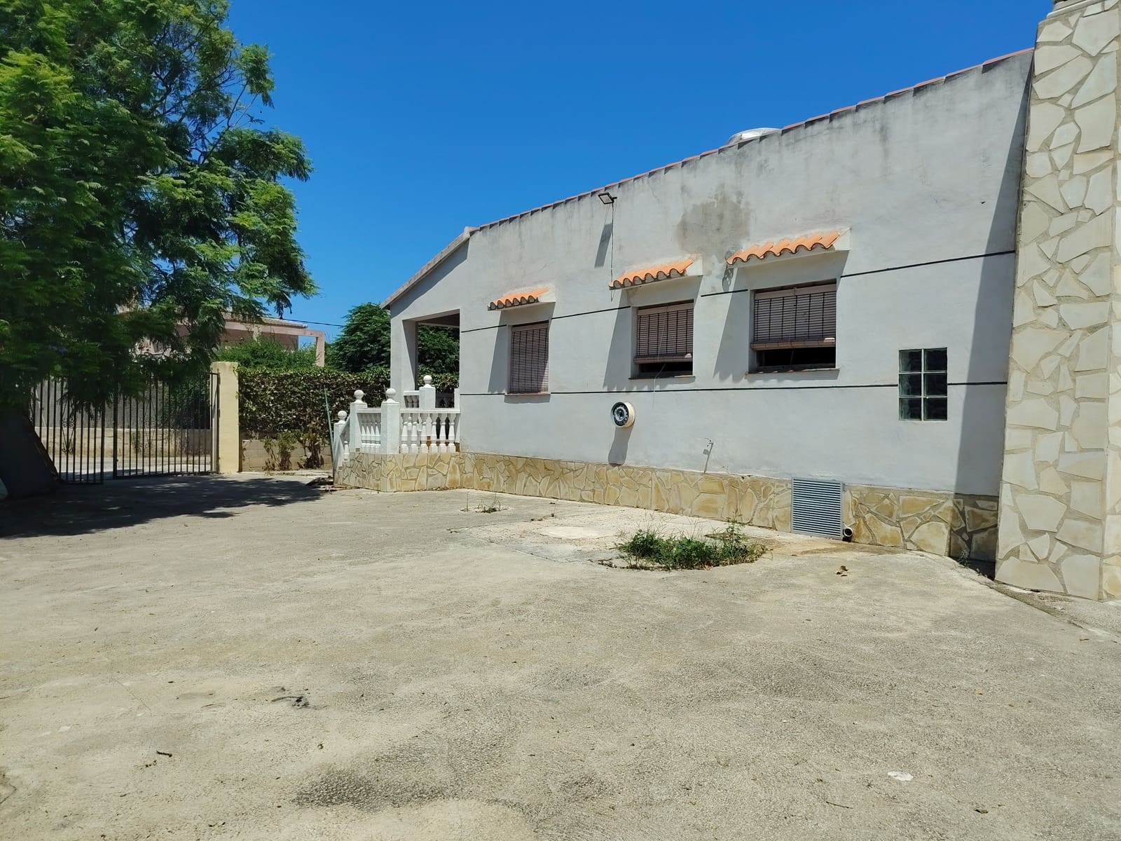 5 bedroom Townhouse for sale in Oliva with pool garage - € 310,000 (Ref: 10001039)