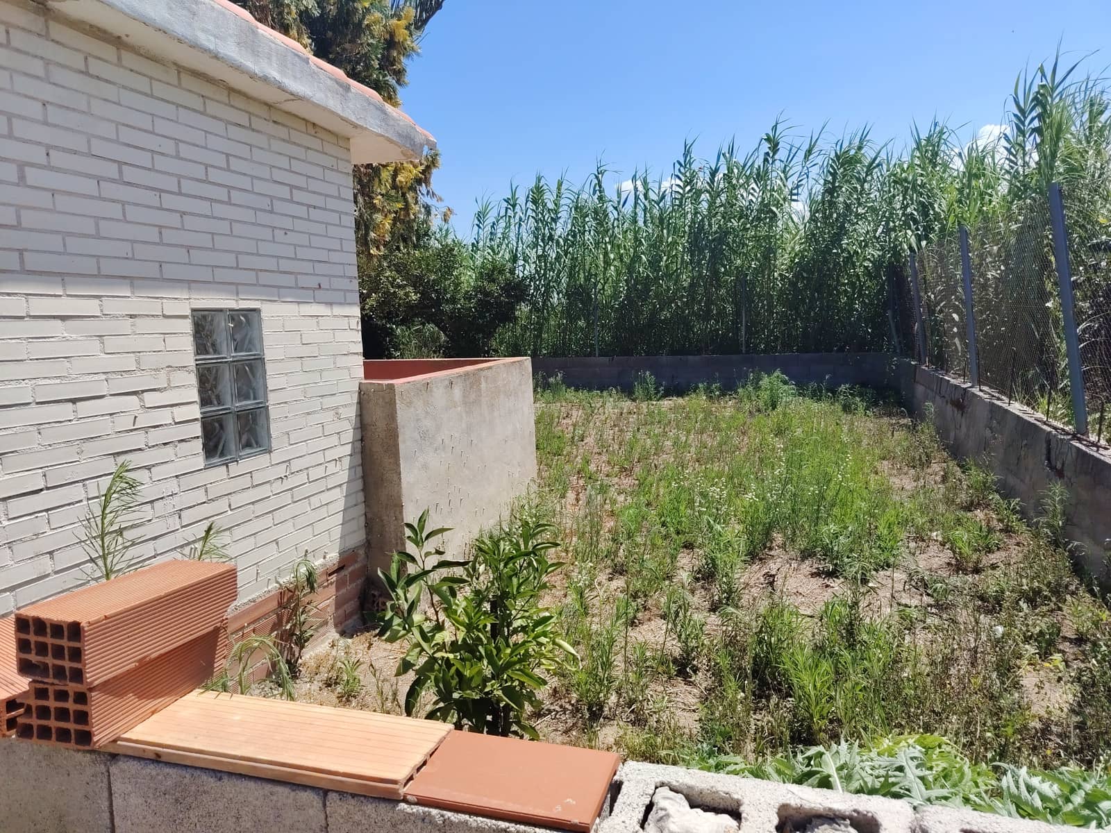 5 bedroom Townhouse for sale in Oliva with pool garage - € 310,000 (Ref: 10001039)