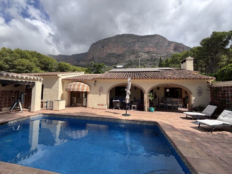 4 soveværelse Villa til salg i Javea / Xabia med swimmingpool garage - € 1.200.000 (Ref: 10010347)