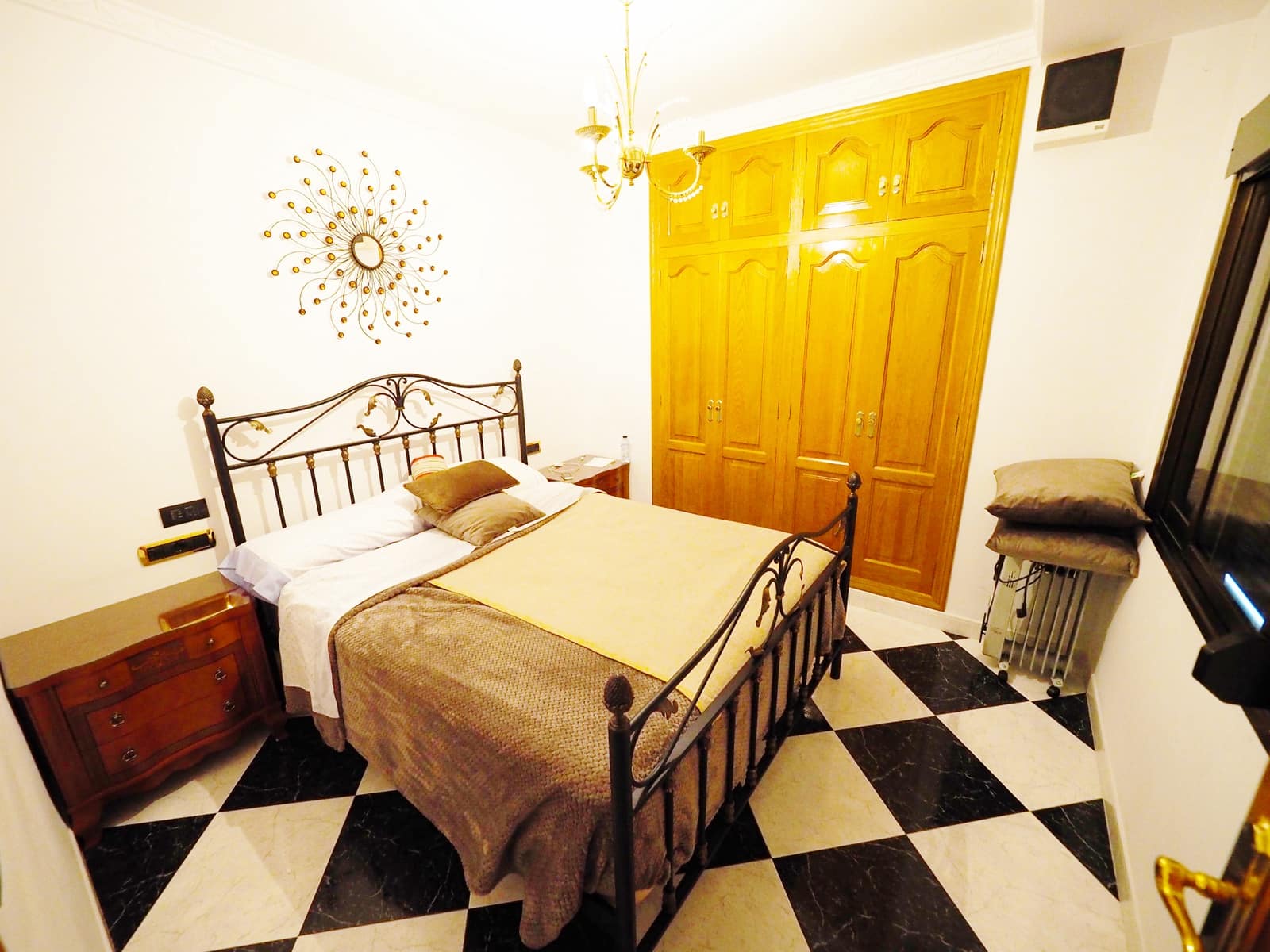 7 makuuhuone Omakotitalo myytävänä paikassa Oliva mukana 
autotalli - 280 000 € (Ref: 8821166)