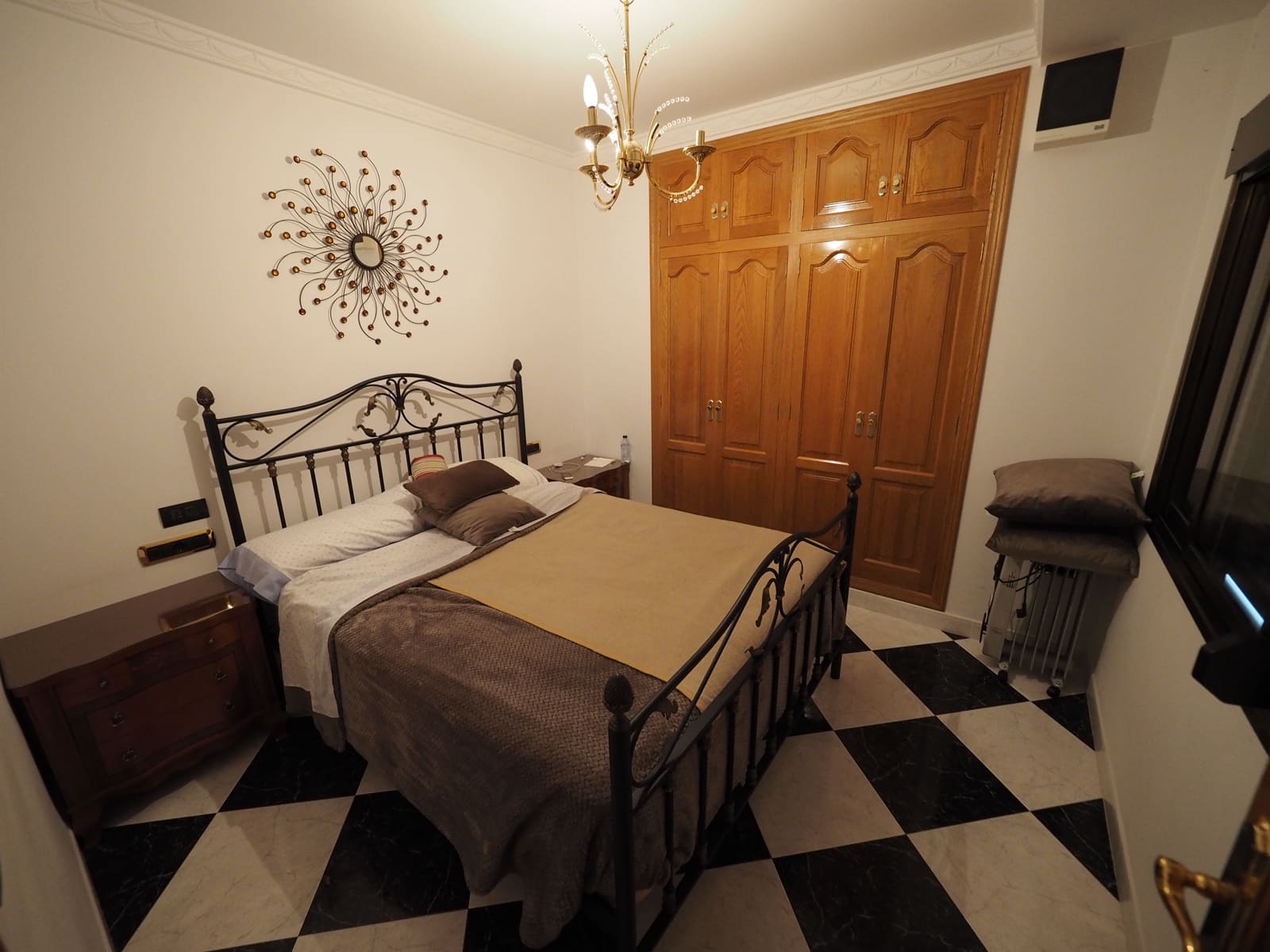 7 makuuhuone Omakotitalo myytävänä paikassa Oliva mukana 
autotalli - 280 000 € (Ref: 8821166)