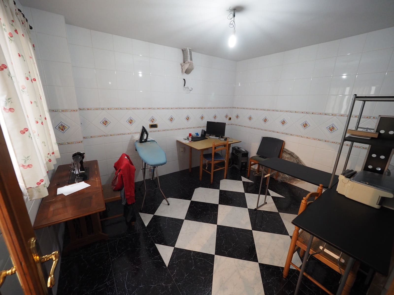 7 makuuhuone Omakotitalo myytävänä paikassa Oliva mukana 
autotalli - 280 000 € (Ref: 8821166)