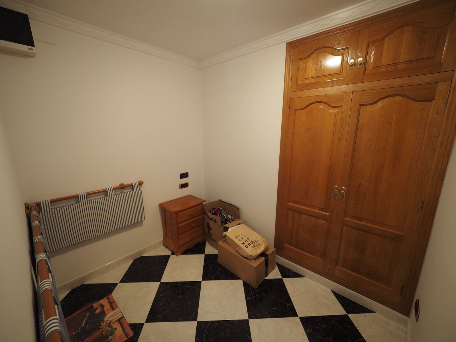 7 makuuhuone Omakotitalo myytävänä paikassa Oliva mukana 
autotalli - 280 000 € (Ref: 8821166)