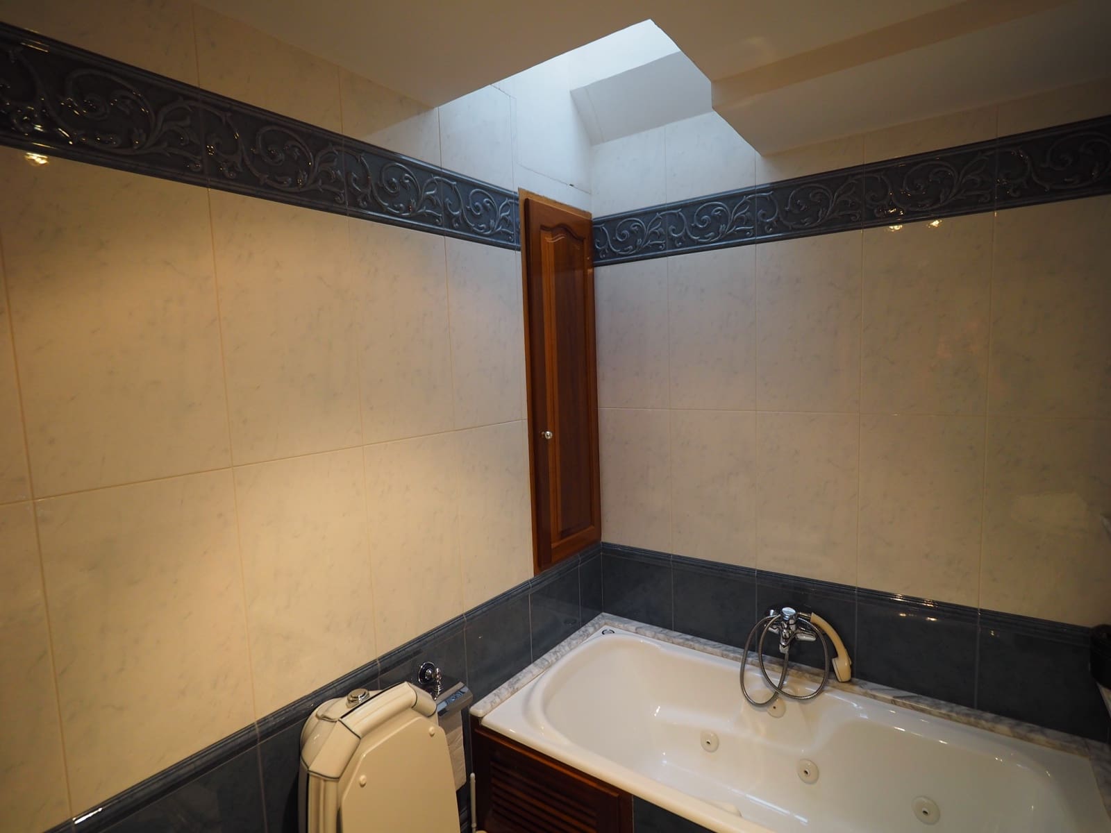 7 makuuhuone Omakotitalo myytävänä paikassa Oliva mukana 
autotalli - 280 000 € (Ref: 8821166)