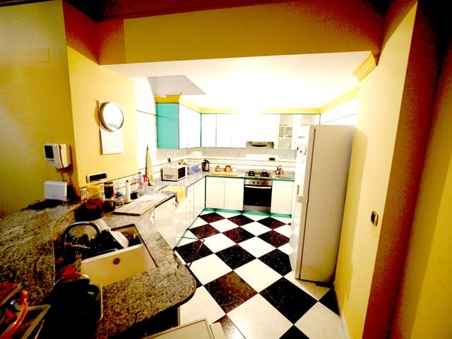 7 makuuhuone Omakotitalo myytävänä paikassa Oliva mukana 
autotalli - 280 000 € (Ref: 8821166)