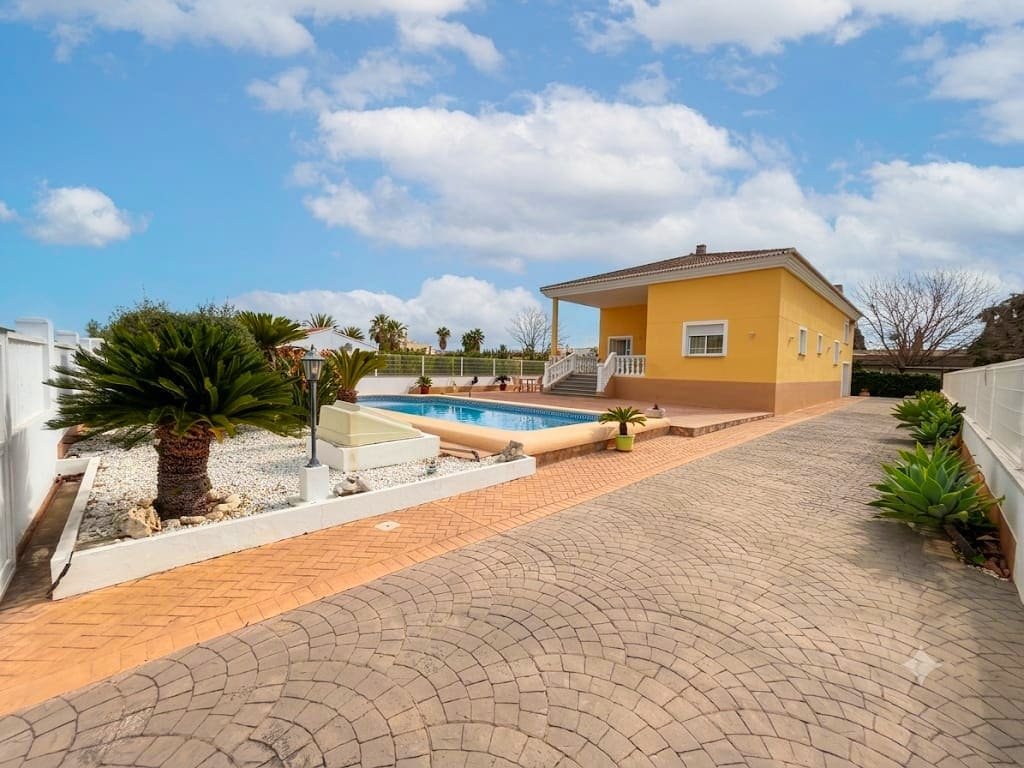 5 bedroom Finca/Country House for sale in Oliva with pool garage - € 518,000 (Ref: 9683296)