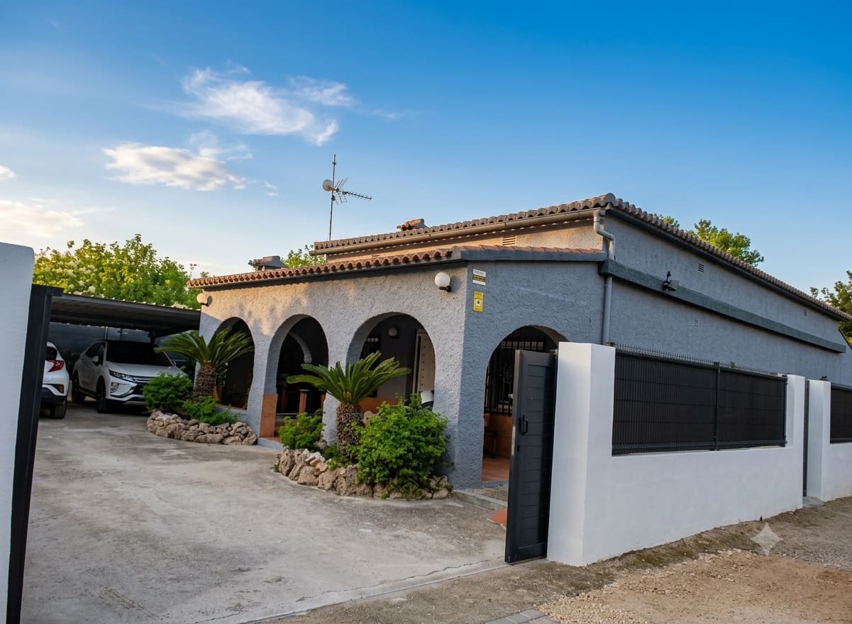 4 bedroom Villa for sale in Oliva with garage - € 273,000 (Ref: 9932671)