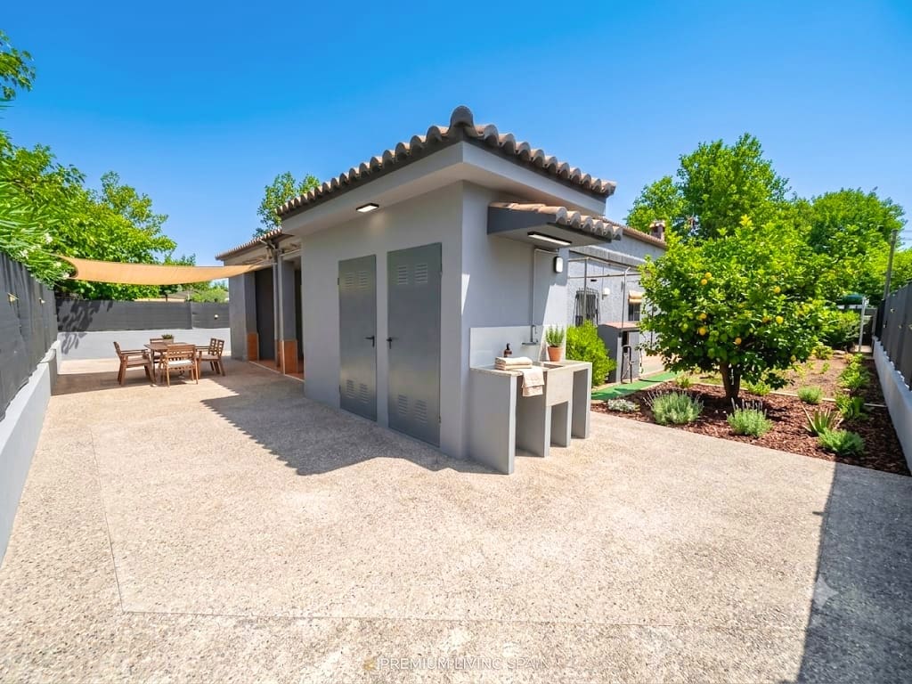 4 bedroom Villa for sale in Oliva with garage - € 279,900 (Ref: 9932671)