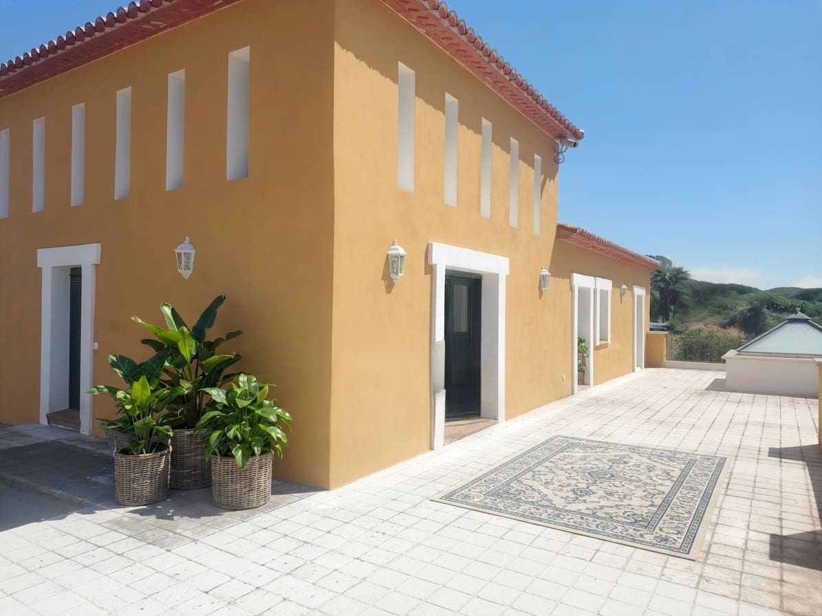 8 bedroom Villa for sale in Pedreguer with garage - € 849,000 (Ref: 9935703)