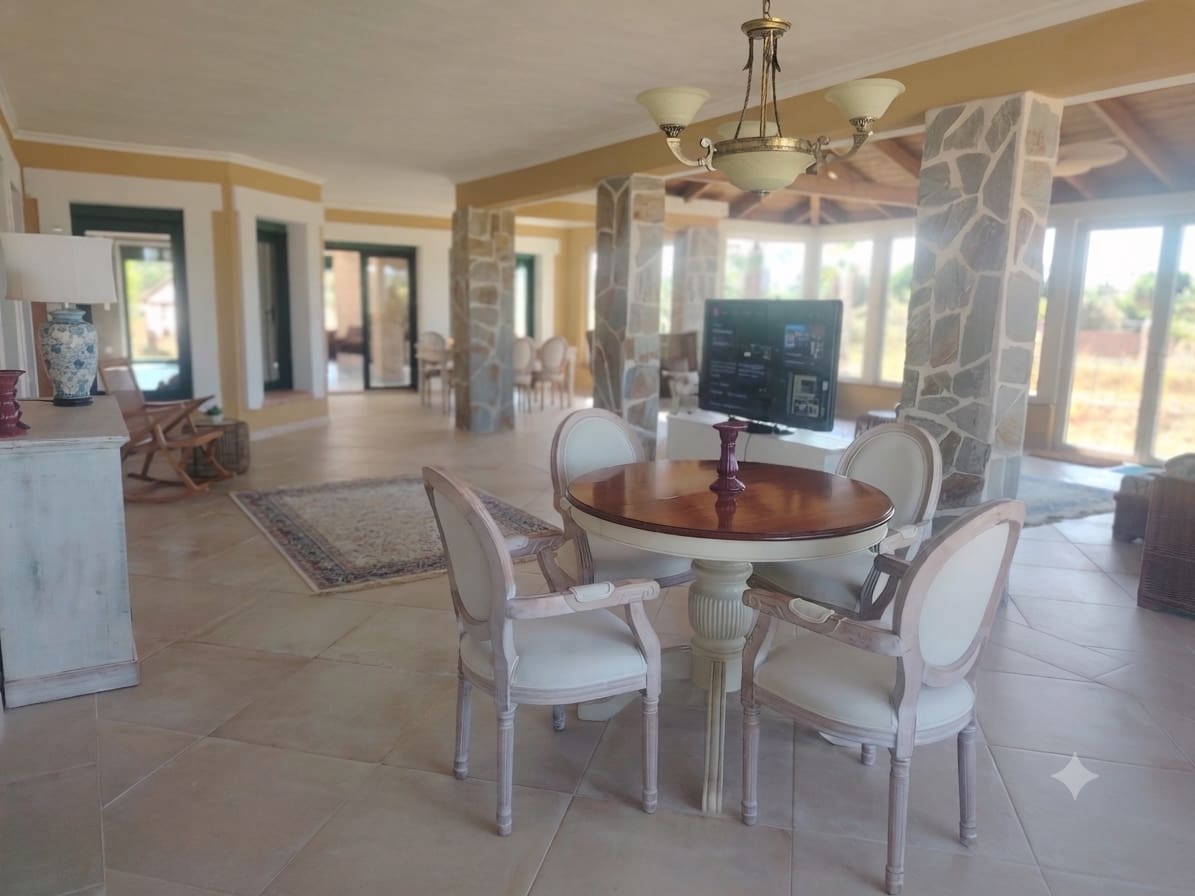 8 bedroom Villa for sale in Pedreguer with garage - € 849,000 (Ref: 9935703)