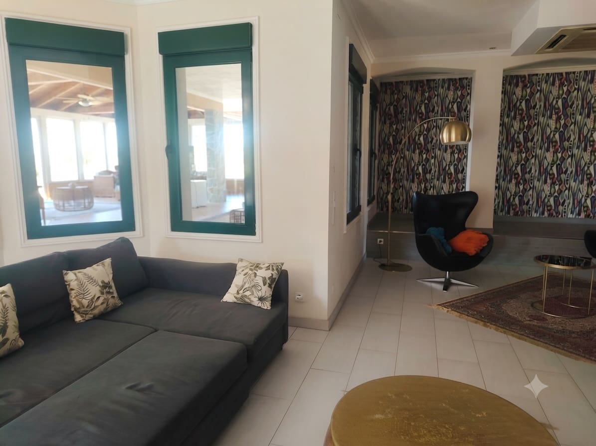 8 bedroom Villa for sale in Pedreguer with garage - € 849,000 (Ref: 9935703)