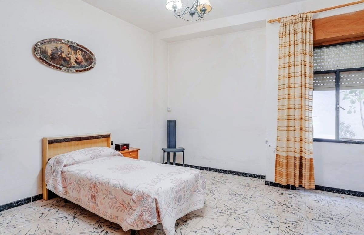 7 bedroom Townhouse for sale in Pego with garage - € 230,000 (Ref: 9989894)
