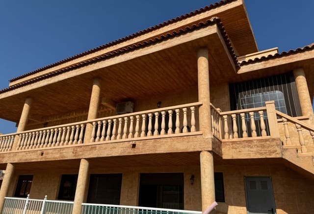 Chalet de 4 habitaciones en San Fulgencio en venta con piscina - 636.000 € (Ref: 9049589)