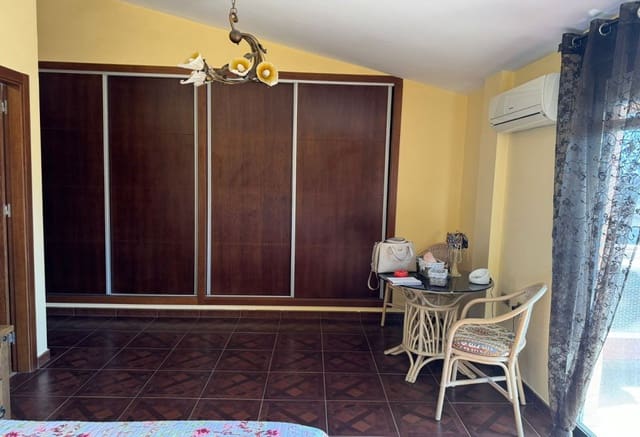 Chalet de 4 habitaciones en San Fulgencio en venta con piscina - 636.000 € (Ref: 9049589)