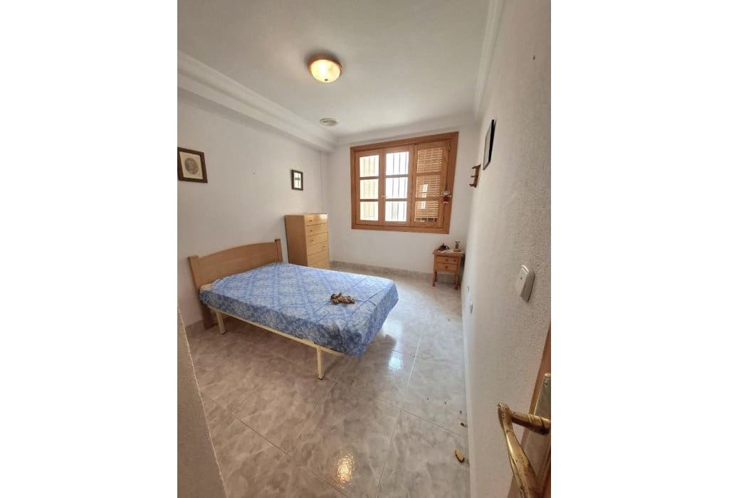 4 bedroom Apartment for sale in Guardamar del Segura with garage - € 220,000 (Ref: 9050035)