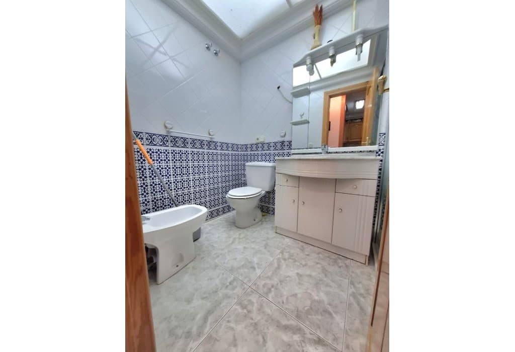 4 bedroom Apartment for sale in Guardamar del Segura with garage - € 220,000 (Ref: 9050035)