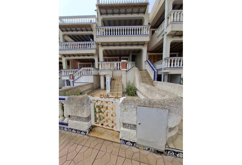 4 bedroom Apartment for sale in Guardamar del Segura with garage - € 220,000 (Ref: 9050035)