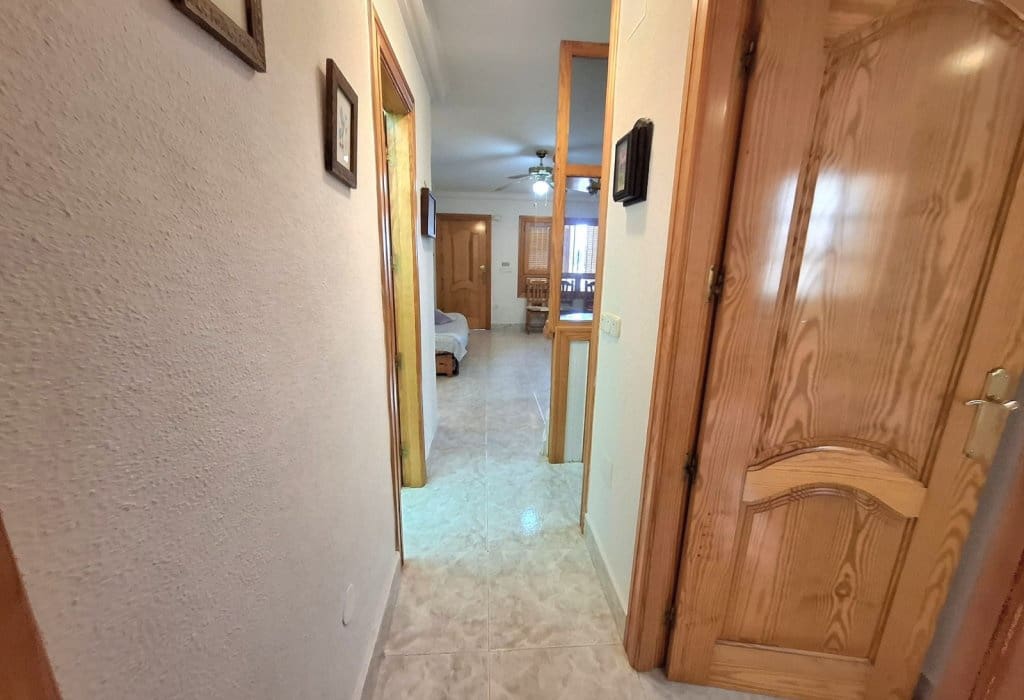 4 bedroom Apartment for sale in Guardamar del Segura with garage - € 220,000 (Ref: 9050035)