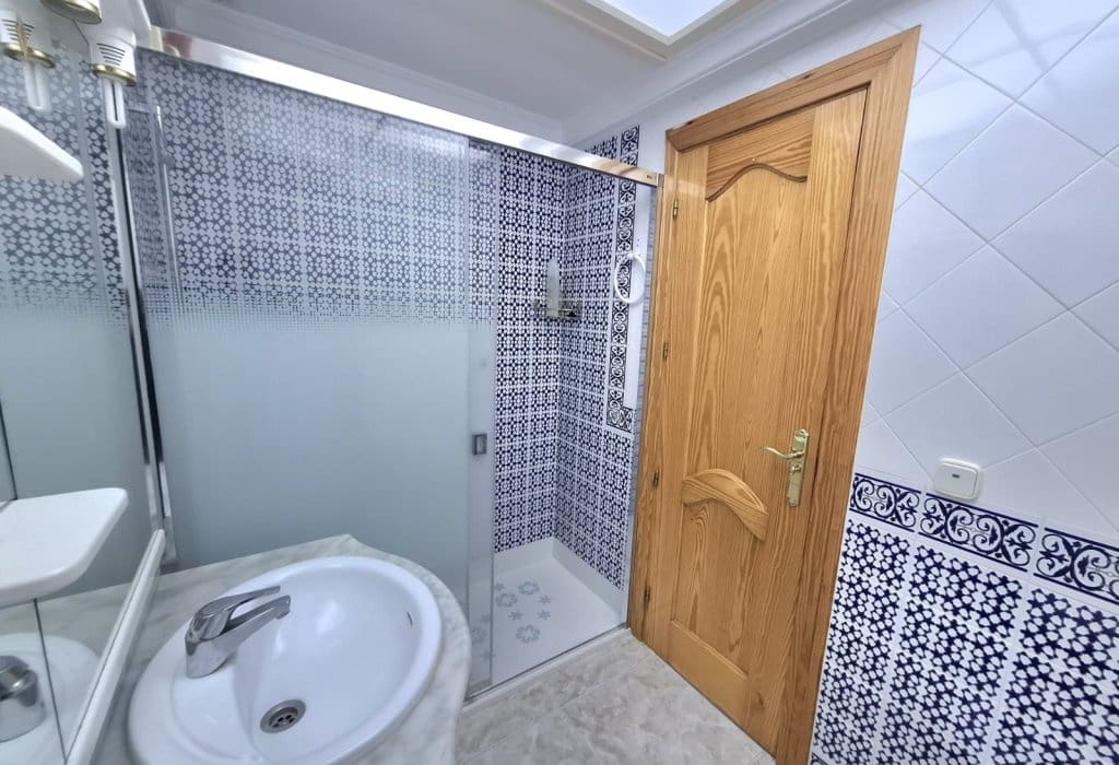 4 bedroom Apartment for sale in Guardamar del Segura with garage - € 220,000 (Ref: 9050035)