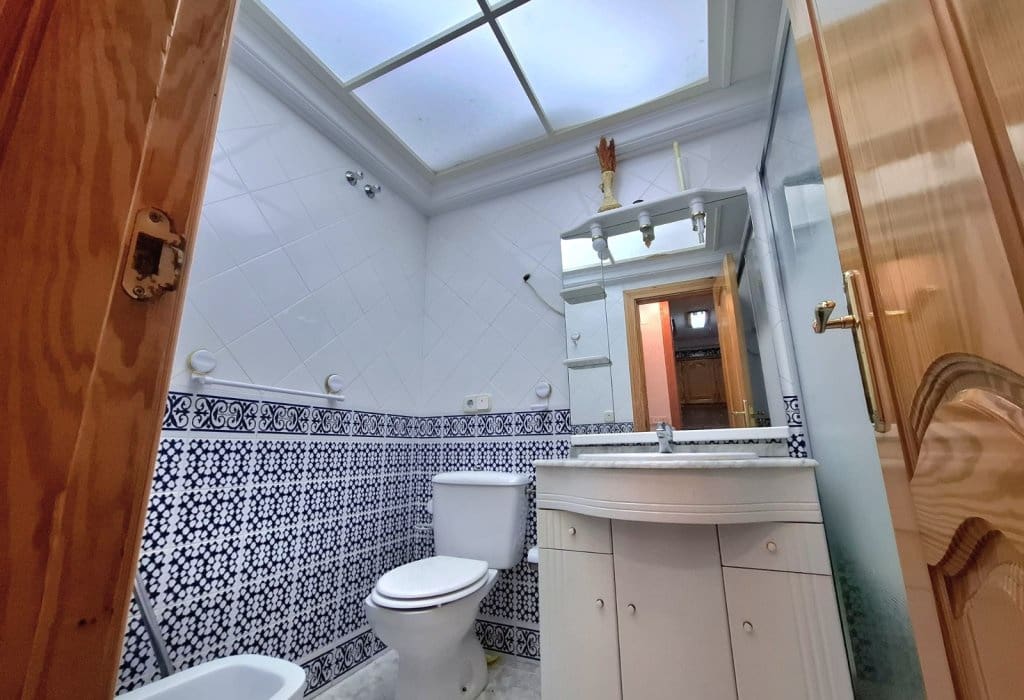 4 bedroom Apartment for sale in Guardamar del Segura with garage - € 220,000 (Ref: 9050035)