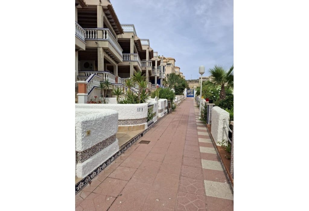 4 bedroom Apartment for sale in Guardamar del Segura with garage - € 220,000 (Ref: 9050035)