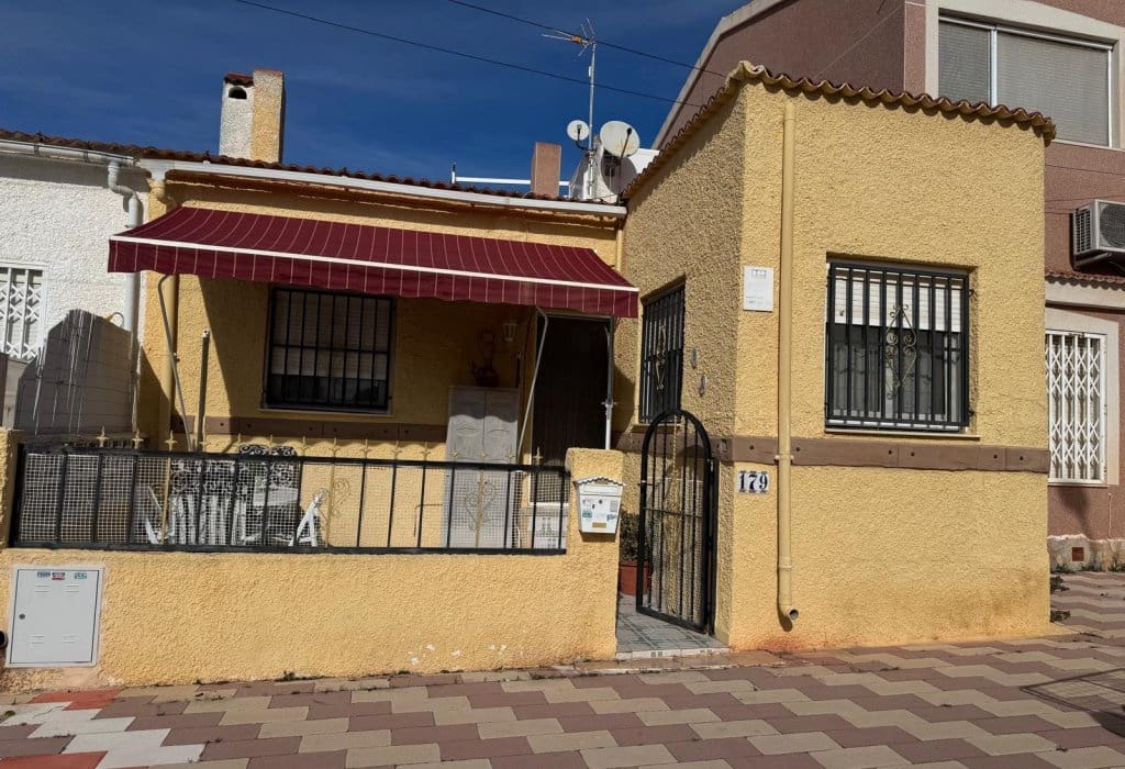 Casa de 4 habitaciones en San Fulgencio en venta - 120.000 € (Ref: 9545916)