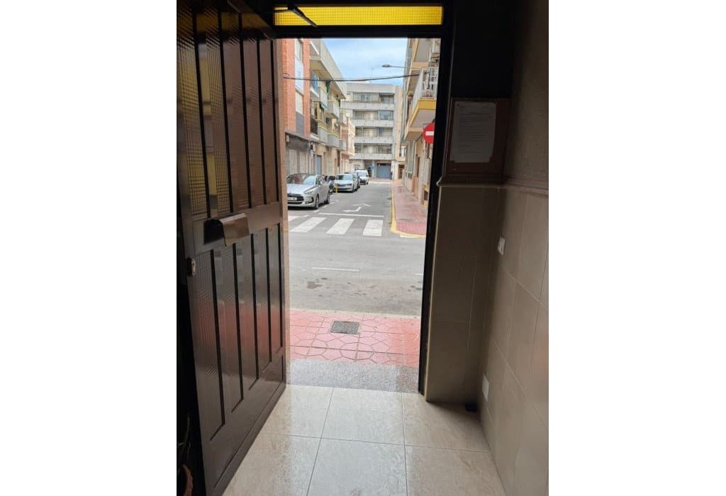 Ático de 3 habitaciones en Guardamar del Segura en venta - 130.000 € (Ref: 9563886)