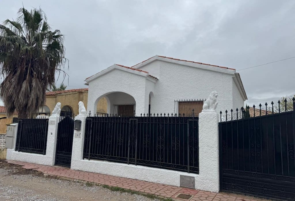 Chalet de 3 habitaciones en San Fulgencio en venta con piscina - 189.000 € (Ref: 9672232)