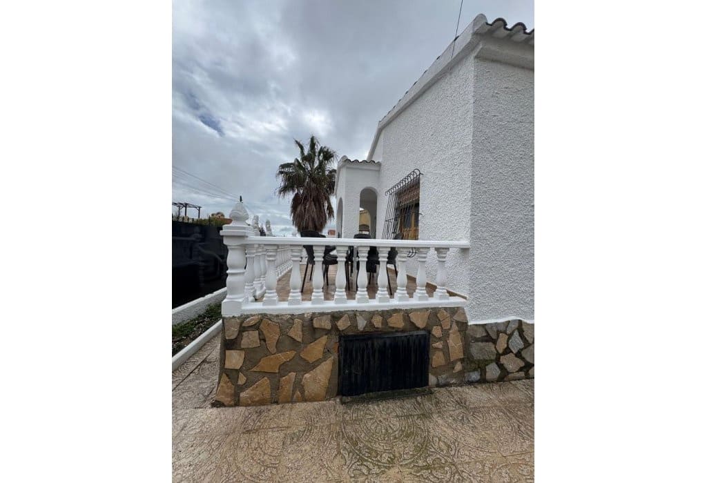 Chalet de 3 habitaciones en San Fulgencio en venta con piscina - 189.000 € (Ref: 9672232)