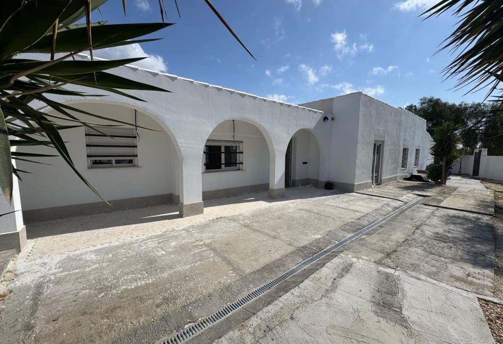 Chalet de 4 habitaciones en La Marina del Pinet en venta con garaje - 305.000 € (Ref: 9895222)
