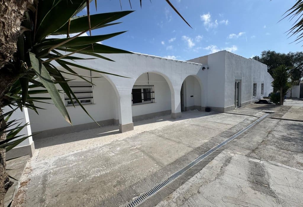 Chalet de 4 habitaciones en La Marina del Pinet en venta con garaje - 305.000 € (Ref: 9895222)