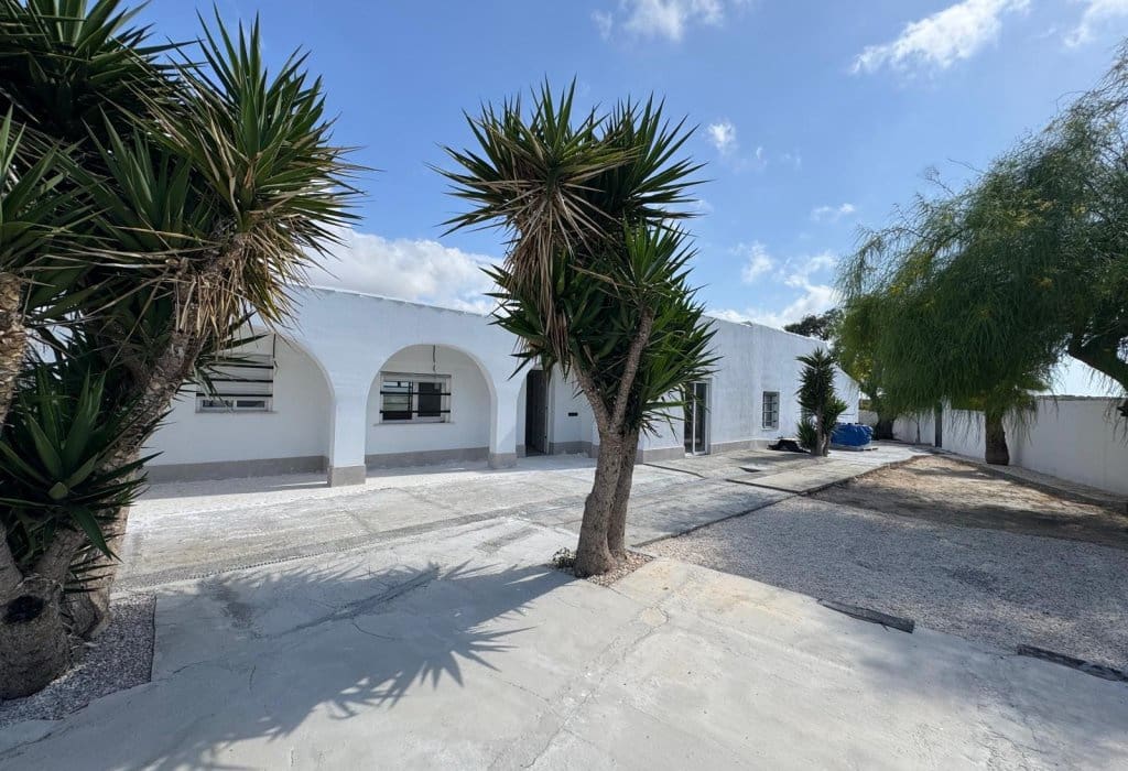 Chalet de 4 habitaciones en La Marina del Pinet en venta con garaje - 305.000 € (Ref: 9895222)