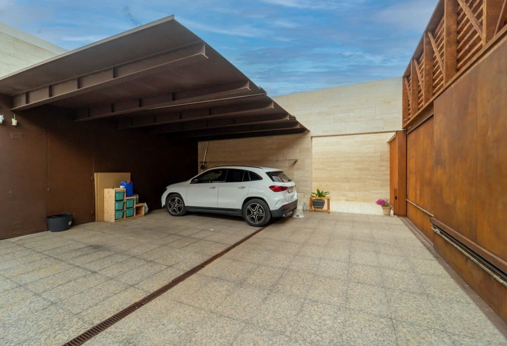 4 bedroom Villa for sale in Novelda with pool garage - € 995,000 (Ref: 9976100)