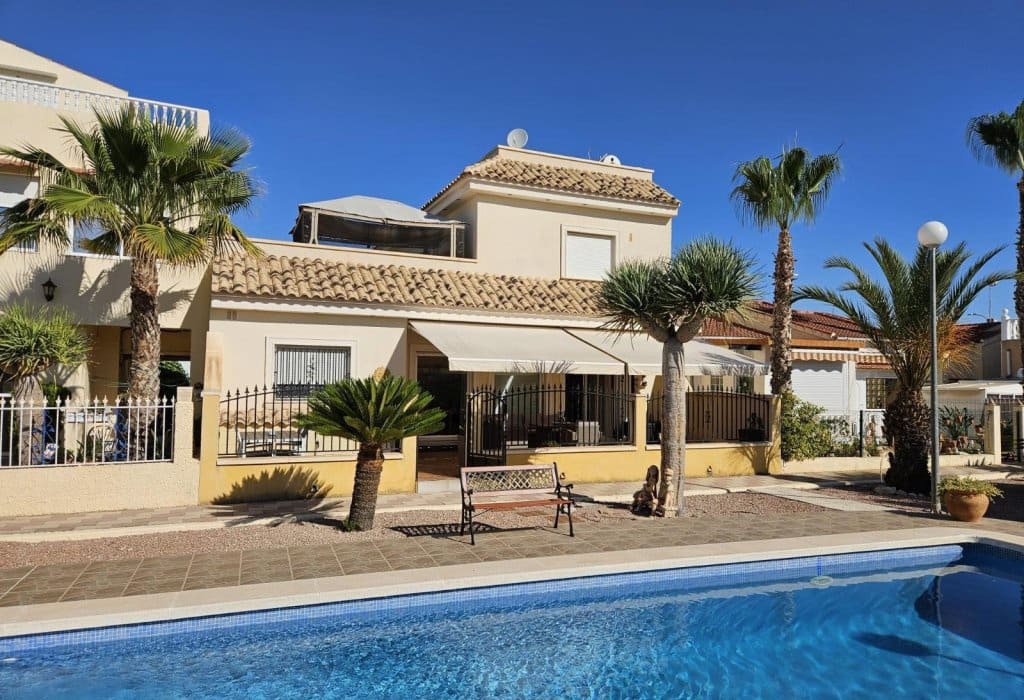 Chalet de 4 habitaciones en San Fulgencio en venta con piscina garaje - 395.000 € (Ref: 9983821)