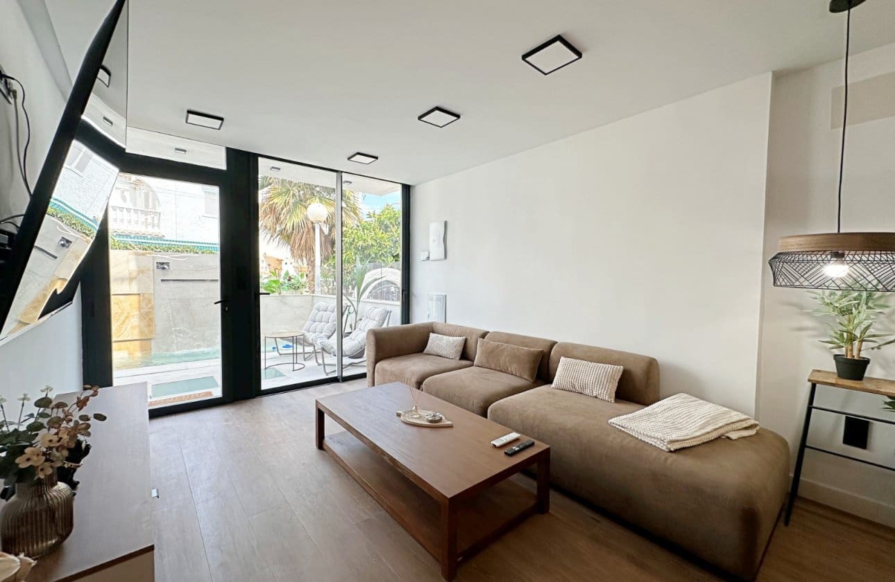 3 slaapkamer Huis te koop in Torrevieja met zwembad - € 539.000 (Ref: 10031574)