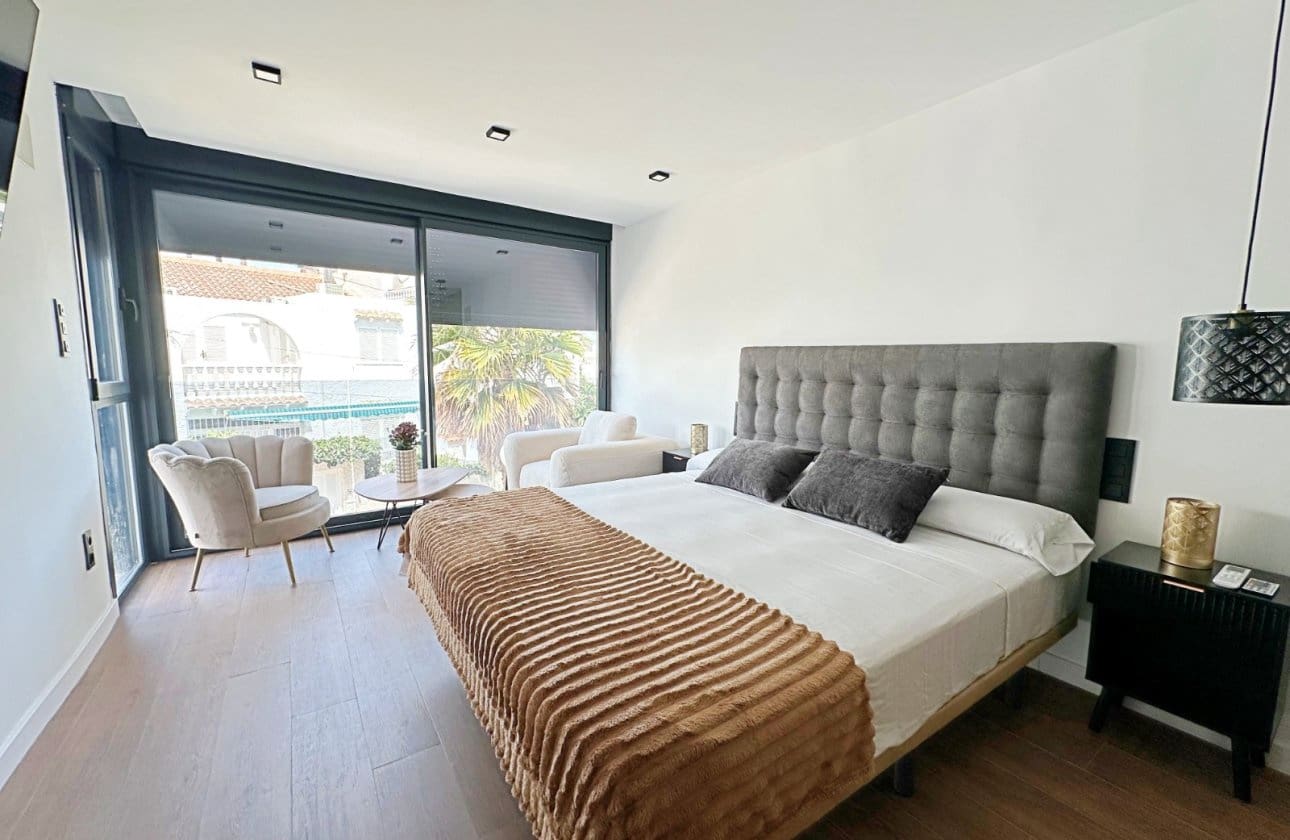 3 slaapkamer Huis te koop in Torrevieja met zwembad - € 539.000 (Ref: 10031574)