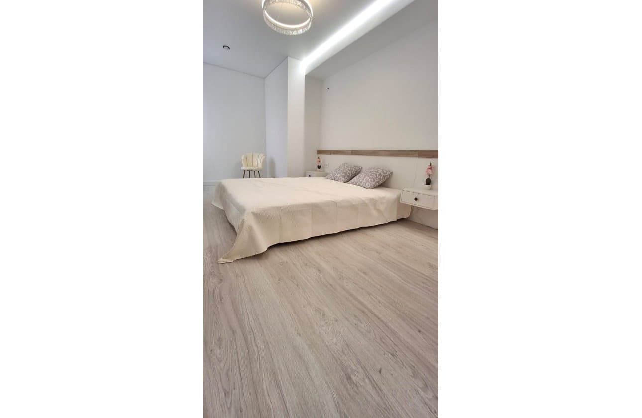 2 bedroom Beach Apartment for sale in Torrevieja - € 249,900 (Ref: 10031576)