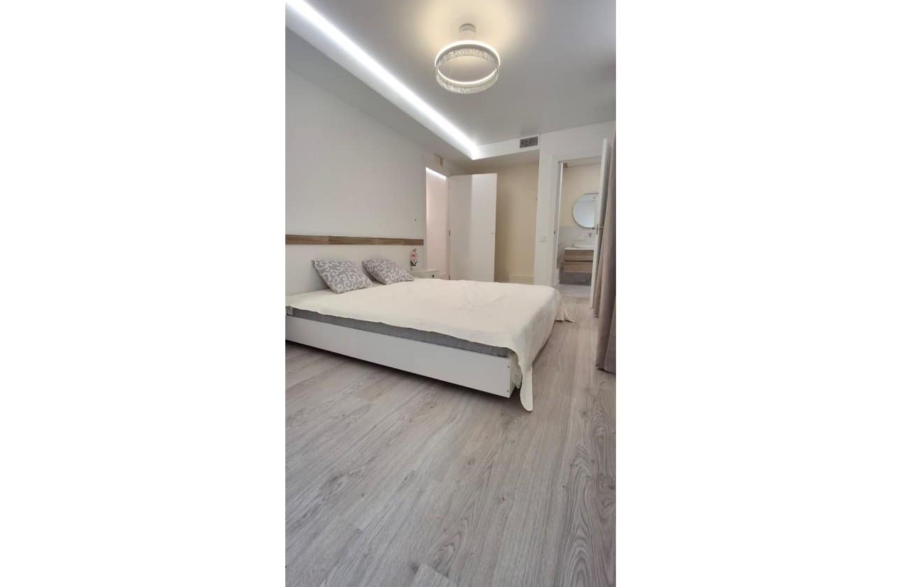 2 bedroom Beach Apartment for sale in Torrevieja - € 249,900 (Ref: 10031576)