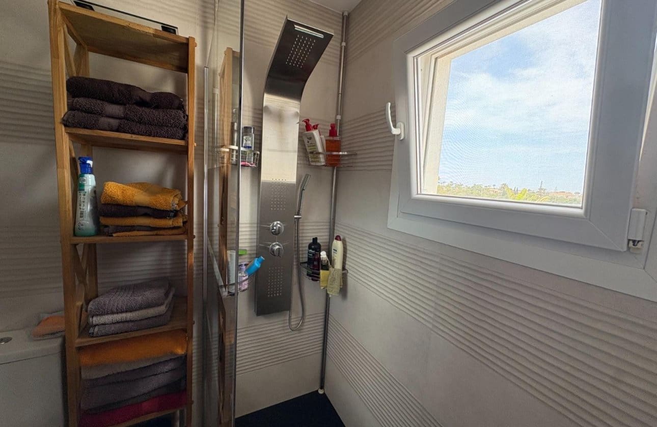 2 makuuhuone Huvila myytävänä paikassa La Siesta mukana uima-altaan 
autotalli - 465 000 € (Ref: 10043371)