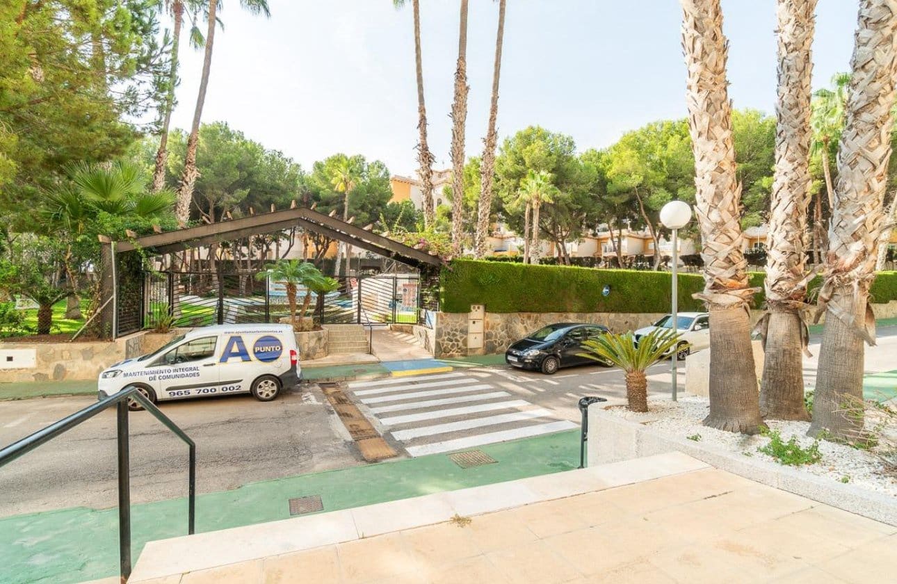 3 sypialnia Apartament na sprzedaż w Campoamor z basenem garażem - 199 999 € (Ref: 10043375)