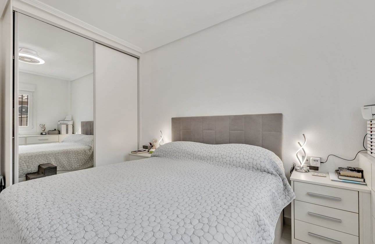 Apartamento de 2 habitaciones en Cabo Roig en venta con piscina garaje - 230.000 € (Ref: 10043378)