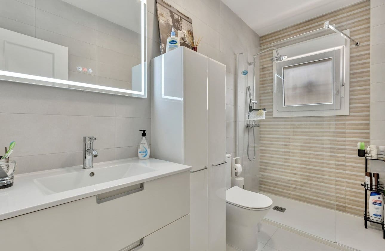 Apartamento de 2 habitaciones en Cabo Roig en venta con piscina garaje - 230.000 € (Ref: 10043378)