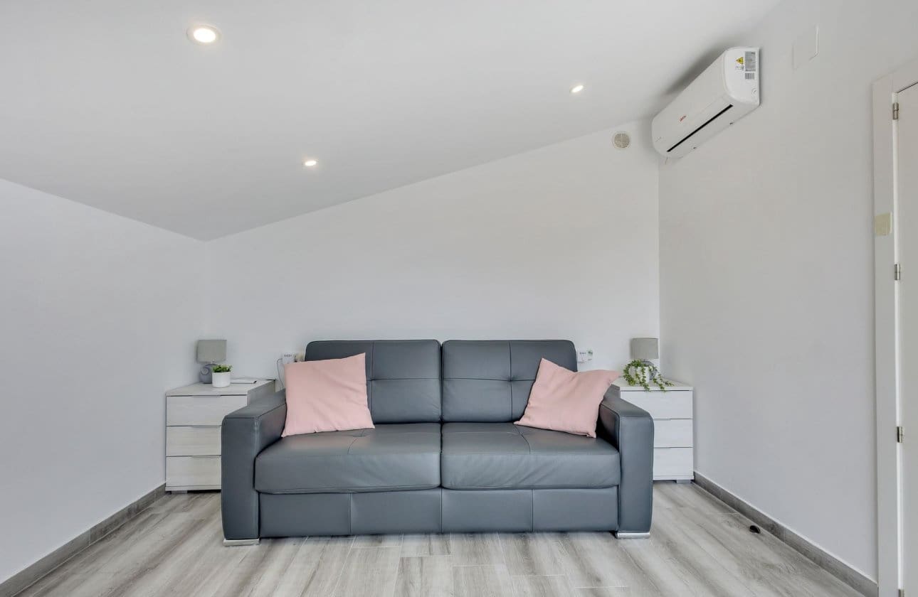 Apartamento de 2 habitaciones en Cabo Roig en venta con piscina garaje - 230.000 € (Ref: 10043378)