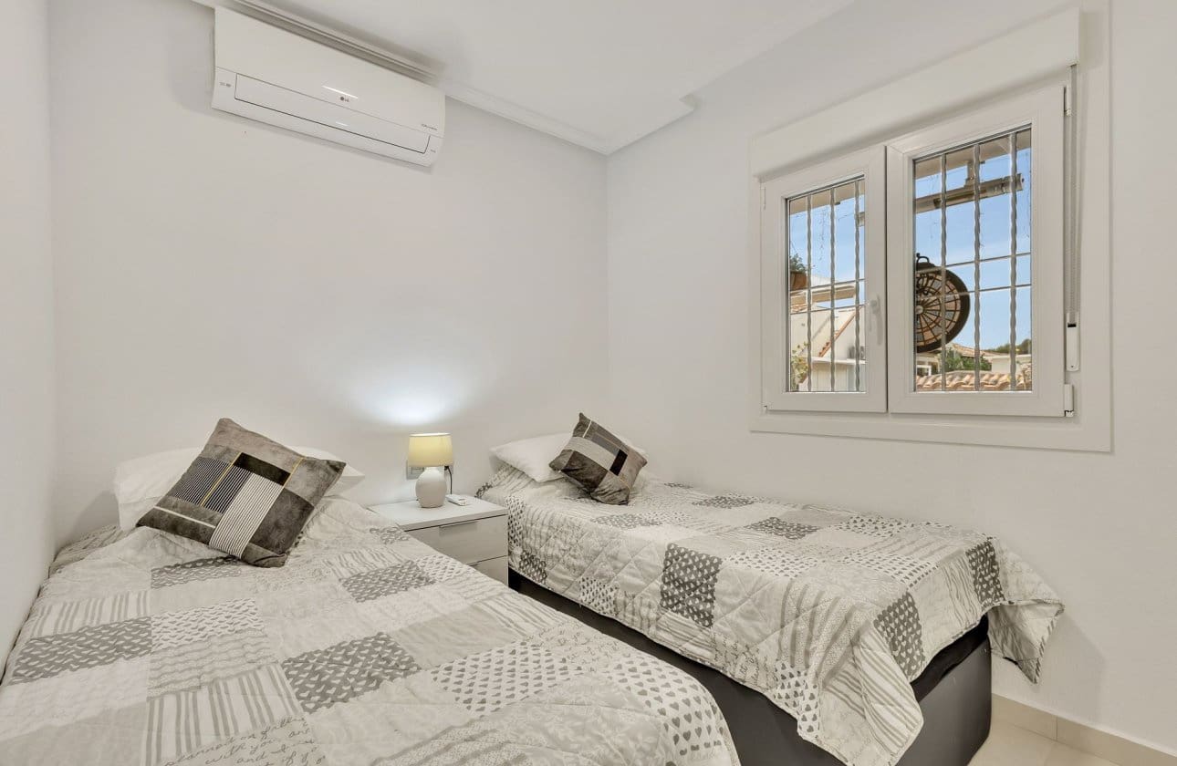 Apartamento de 2 habitaciones en Cabo Roig en venta con piscina garaje - 230.000 € (Ref: 10043378)