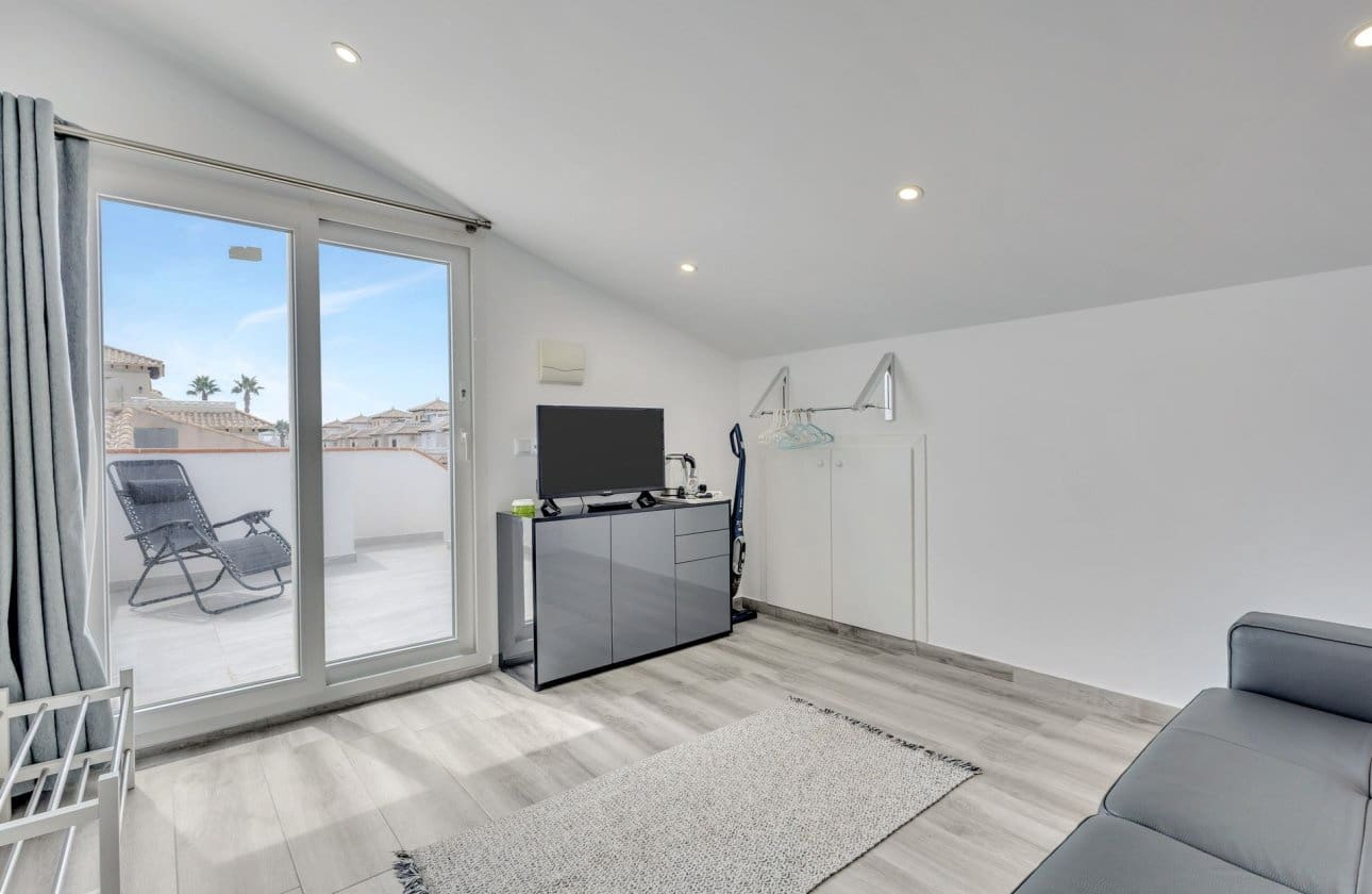 Apartamento de 2 habitaciones en Cabo Roig en venta con piscina garaje - 230.000 € (Ref: 10043378)