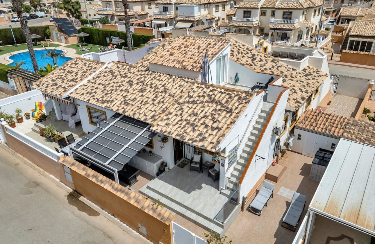 Apartamento de 2 habitaciones en Cabo Roig en venta con piscina garaje - 230.000 € (Ref: 10043378)