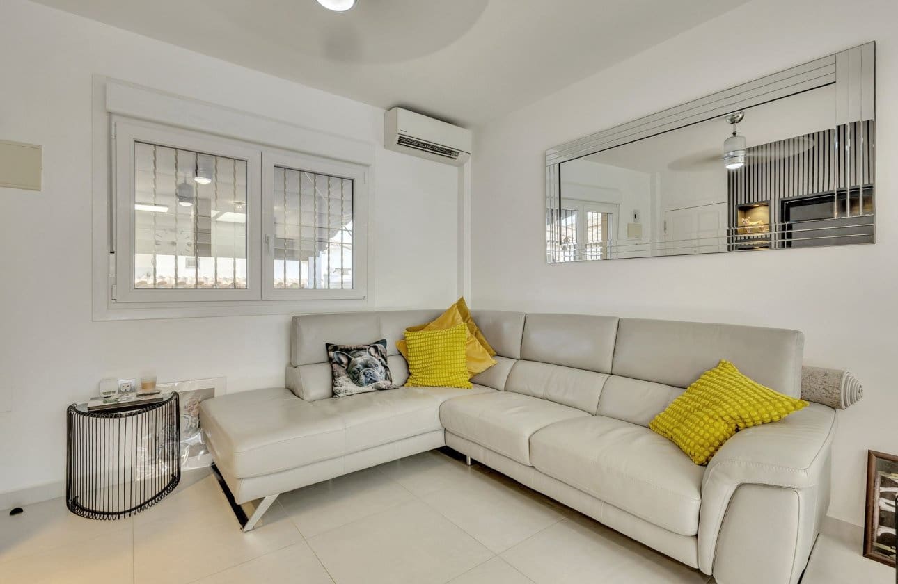Apartamento de 2 habitaciones en Cabo Roig en venta con piscina garaje - 230.000 € (Ref: 10043378)