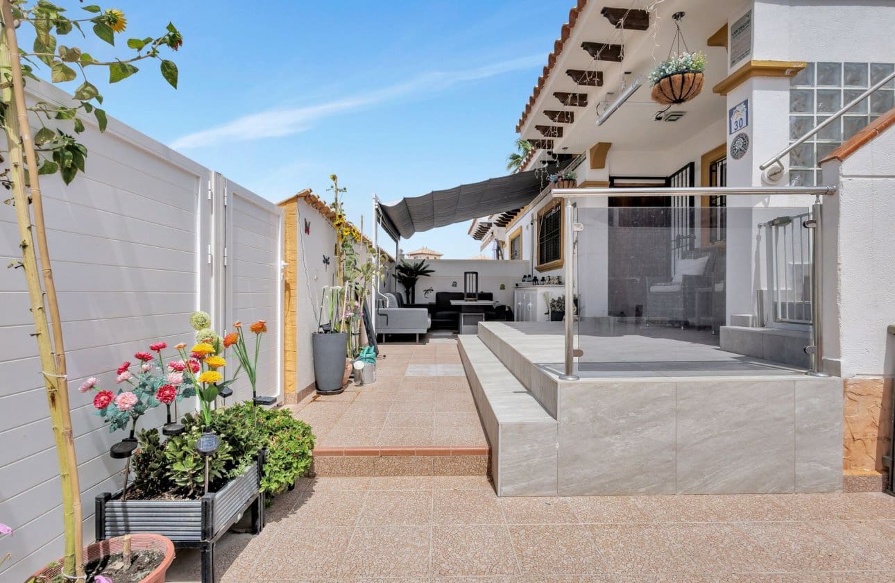 Apartamento de 2 habitaciones en Cabo Roig en venta con piscina garaje - 230.000 € (Ref: 10043378)